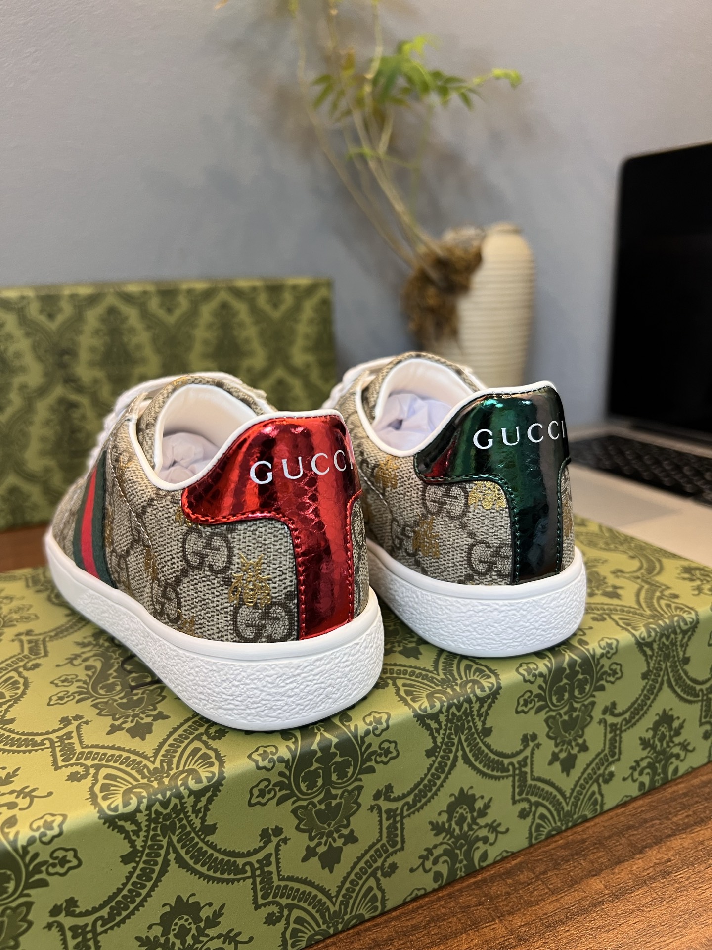 Children's shoes child